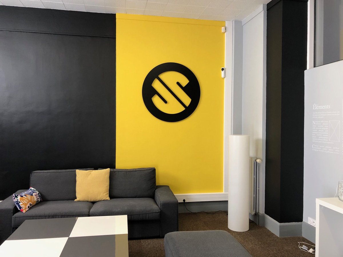 Team_StartUp's tweet photo. Pose du logo ce matin, pour décorer le nouveau mur jaune de l'entrée à l'agence. 
L'été arrive mais à StartUp nous avons déjà fait entrer le soleil ☀️ !
Bon week-end à tous. https://t.co/DkTNC4UFRl