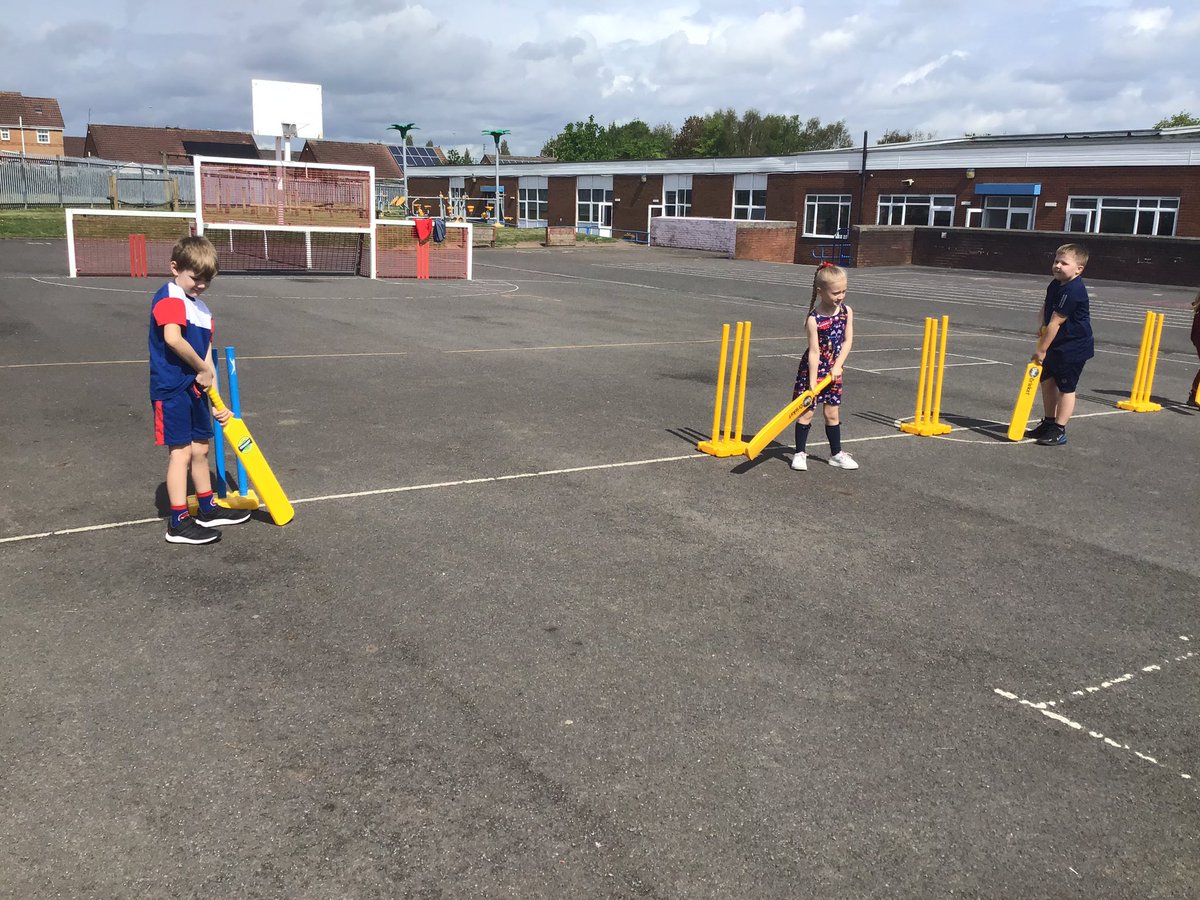 NormanPannellY2's tweet photo. Trying batting today #cricket #nppspe @CoachLuke71 https://t.co/FvNjJGUTLH