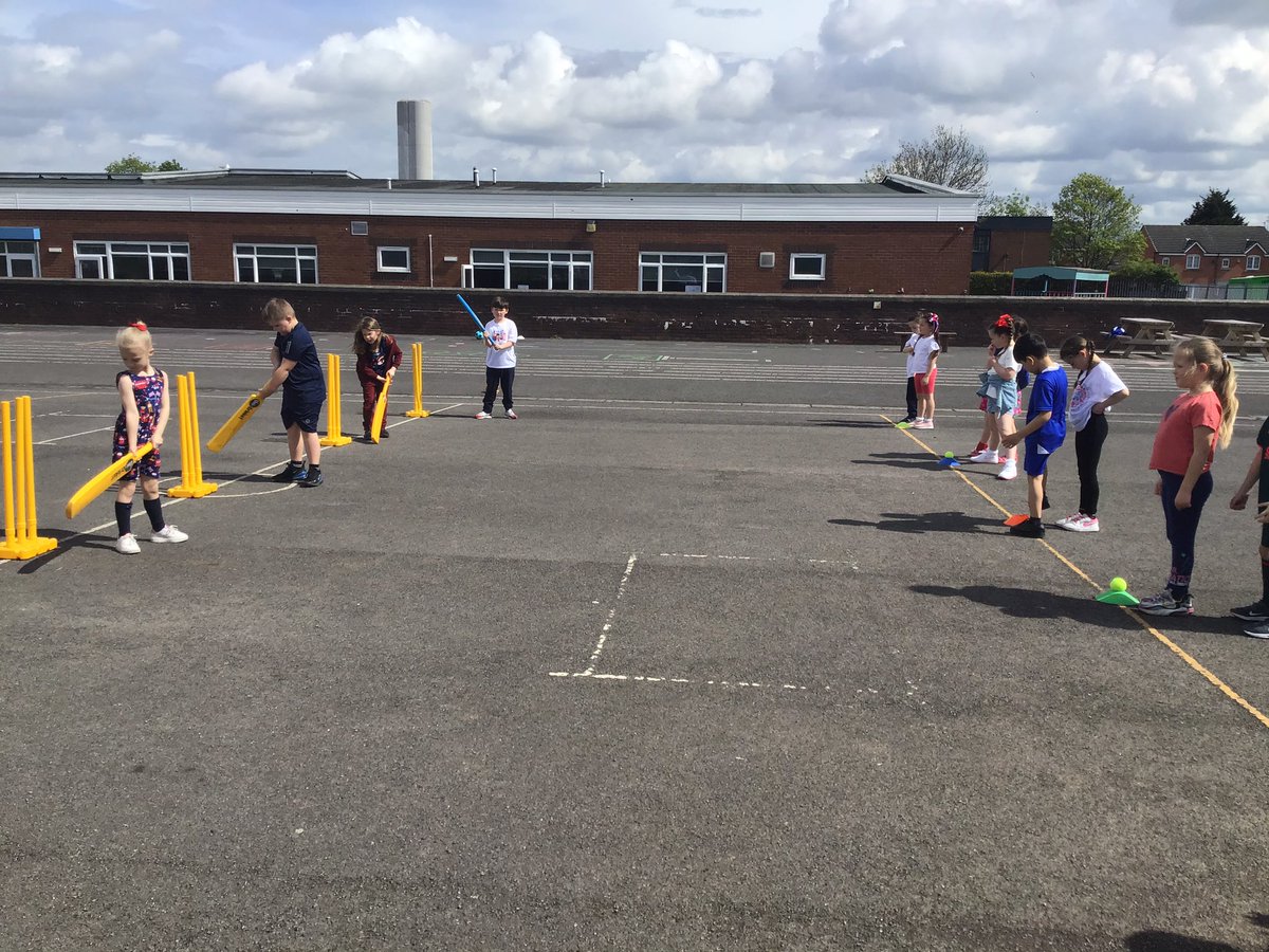 NormanPannellY2's tweet photo. Trying batting today #cricket #nppspe @CoachLuke71 https://t.co/FvNjJGUTLH