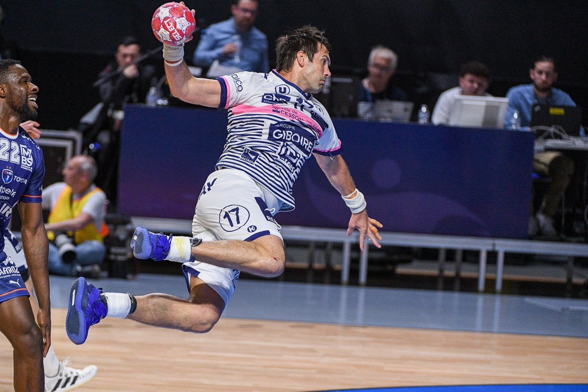crmhb's tweet photo. 📸
La pellicule du combat d’hier soir. 🔥
Encore 2 combats à domicile, avec votre indéfectible soutien. 💙🤍
#CESMON | #LesIrréductibles 🔵⚪️ https://t.co/Kp4PqkKaDI