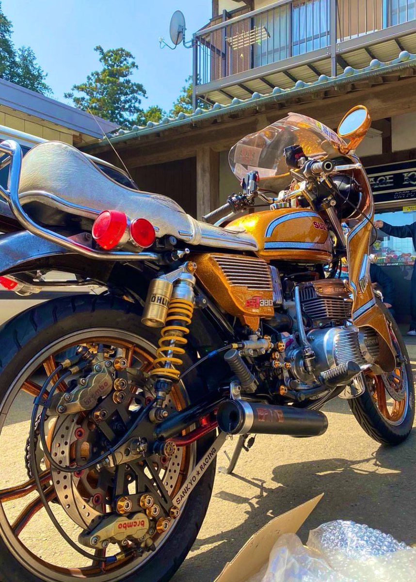 SGS__yuichi's tweet photo. 2サイクルの旧車について。

先日、知り合いの社長がツーリングに行く際にモンクレールのダウンを着ていた。その際に言った一言が「今日はヨシキ君がサンパチで来るからモンクレやめた方がいいですよね？」

確かにもの凄く綺麗なバイクだが2サイクルに変わりはないしオイルは必ず飛ぶ。根本的にツーリングに推定20万のダウンを着て行く人はなかなかいないw

皆さんもバイクの改造やポケモンカードを買う前にツーリング用の服やブーツを揃えましょうw笑

そして旧車會界隈で1番迷惑なのは空気の読めない2サイクル乗りだと思います。

＃2スト乗りはキチガイばかり
#大気汚染 #騒音
#大迷惑
＃大河原宗教団体
