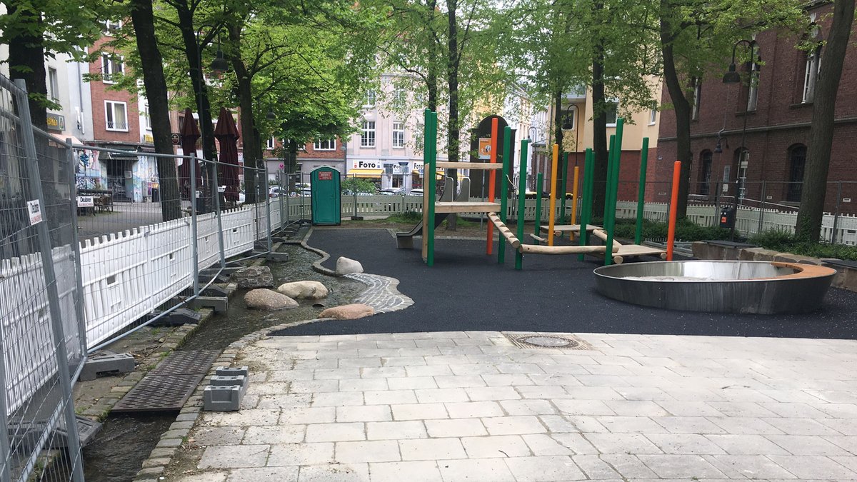freewalkingac's tweet photo. Superschöner neuer Spielplatz am Lindenplatz kurz vor Öffnung! Der Johannisbach hat teilweise ein neues "Abenteuer"-Bett bekommen und es ist viel entsiegelt worden. https://t.co/1LAAkbSELR
