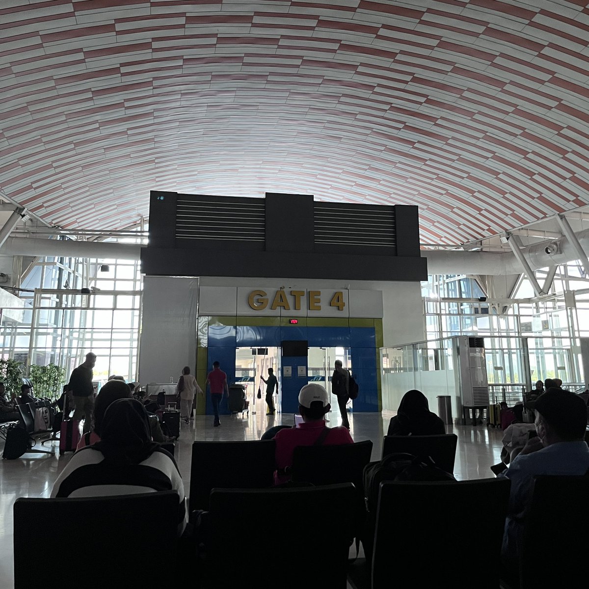 sryprbh's tweet photo. baru kali ini tahu bandara mati listrik… perkara pengumuman delay https://t.co/WmfbC0qXwg