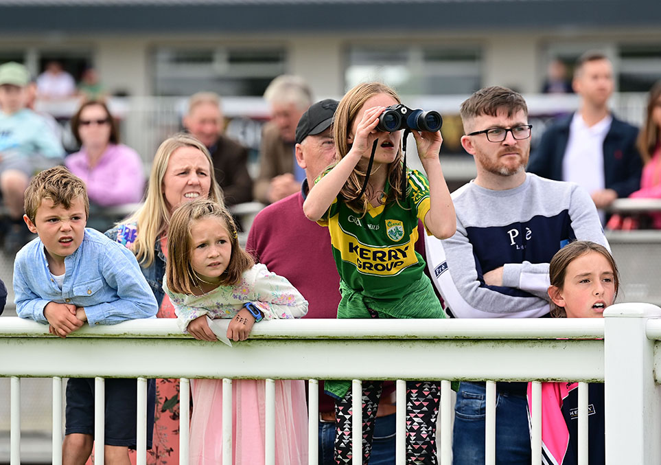Listowel Races 3rd, 4th &amp; 5th June
𝐆𝐞𝐭 𝐲𝐨𝐮𝐫 𝐬𝐤𝐚𝐭𝐞𝐬 𝐨𝐧 𝐚𝐧𝐝 𝐣𝐨𝐢𝐧 𝐮𝐬 𝐢𝐧 𝐋𝐢𝐬𝐭𝐨𝐰𝐞𝐥 𝐭𝐡𝐢𝐬 𝐉𝐮𝐧𝐞 𝐁𝐚𝐧𝐤 𝐇𝐨𝐥𝐢𝐝𝐚𝐲 𝐰𝐞𝐞𝐤𝐞𝐧𝐝 📷📷
📷| 𝘑𝘶𝘯𝘦 3 -5
📷|𝘚𝘦𝘳𝘪𝘰𝘶𝘴 𝘳𝘢𝘤𝘪𝘯𝘨
📷|𝘚𝘦𝘳𝘪𝘰𝘶𝘴 𝘧𝘶𝘯
📷| 𝘚𝘦𝘳𝘪𝘰𝘶𝘴