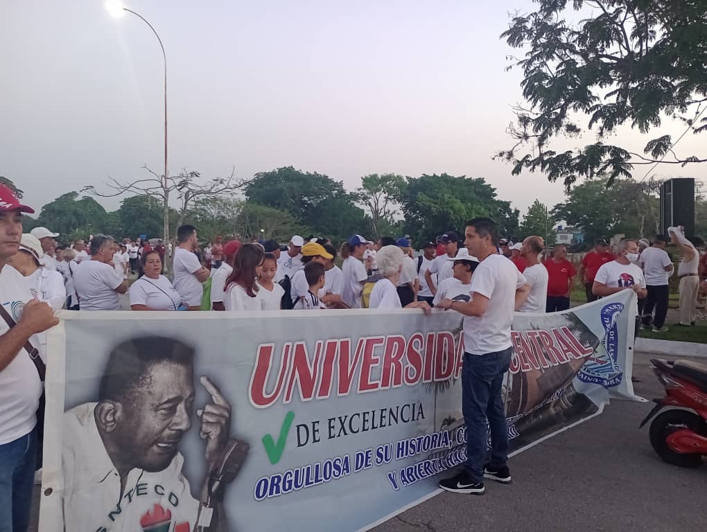 UCLVCU's tweet photo. La #UCLVnuestra ya está en la plaza, se alistan las banderas, los carteles y los 💓🇨🇺 para celebrar el Día de los trabajadores. #ALaPatriaManoYCorazón https://t.co/AGqQAylSgo