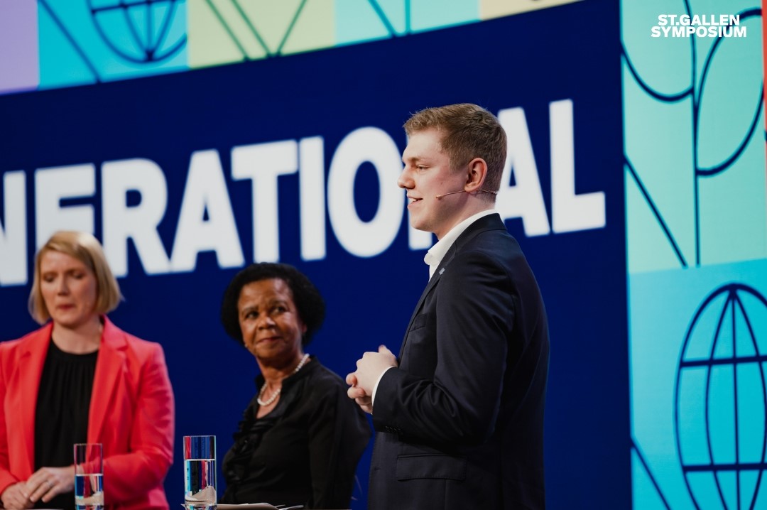 The opening of day 2 of #52sgs saw @MamphelaR and our very own Max Südmark shine a spotlight on our joint initiative with the @ClubofRome for a New Generational Contract: symposium.org/ngc