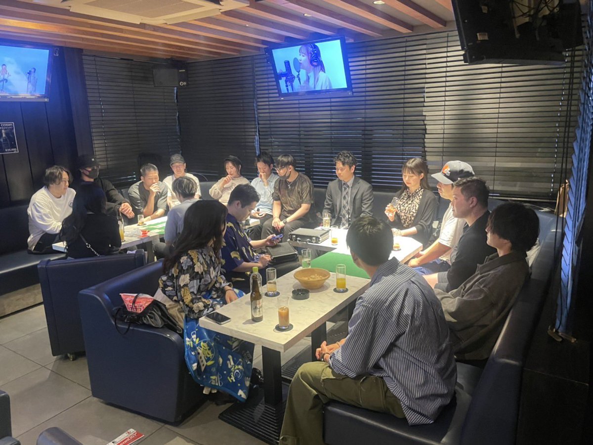 cosmo_eventbar's tweet photo. お店で楽しくポーカーイベント中🃏
ルール説明しながらお酒飲みつつエンジョイでやってます
初心者様も大歓迎😊
ディーラーを務めるのはYouTube界きってのポーカー狂のお二人
全力マンキン 谷ロンさ��
@taniron_desu
コスモハイツ205 マツバラさん
@cosmo_matsu
歌舞伎町2-25-5 4F
#BARCOSMO https://t.co/V5N0xO1mtr