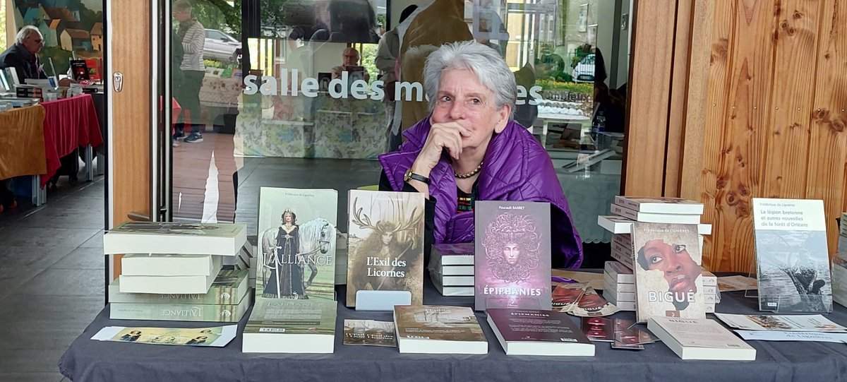 A Combleux,.dimanche dernier, le stand de L'Andriague était juste à l'entrée de la salle des mariages. Et il semble que ça me laissait songeuse..