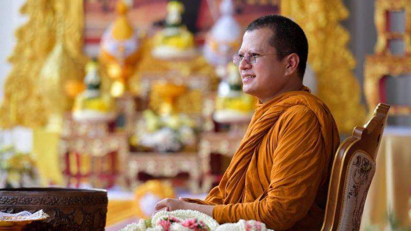 Unrulycat2511's tweet photo. พระวชิรญาณโกศล วิ. (คม อภิวโร) หรือ "พระอาจารย์คม" เจ้าอาวาสวัดป่าธรรมคีรี ปากช่อง นครราชสีมา พระวิทยากรหนุ่มผู้บรรยายการเจริญจิตตภาวนาชื่อดัง ได้รับกิจนิมนต์เข้ามาในกรุงเทพ และได้ถูกขอให้ลาสิกขาโดยได้มีการทำพิธีสึกที่วัดในกรุงเทพ ก่อนที่จะหายตัวไปในทันที https://t.co/0rHgfh4Bir