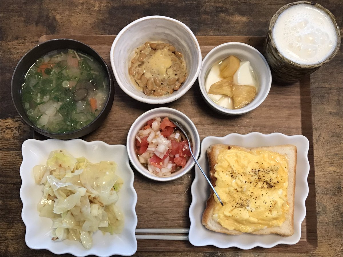 パンダの朝ごパン🍞

🐼オムトースト🍞
🐼納豆🫘
🐼キャベツのナムル🥬
🐼トマトと玉ねぎのマリネ🍅🧅
🐼具沢山お味噌汁🍲
🐼パイナップルヨーグルト🍍
🐼パイナップル黒酢ラッシー🍍

朝からいっぱい食べる‼️
食べてりゃ何とかなるから♫
✨d(￣(工)￣)