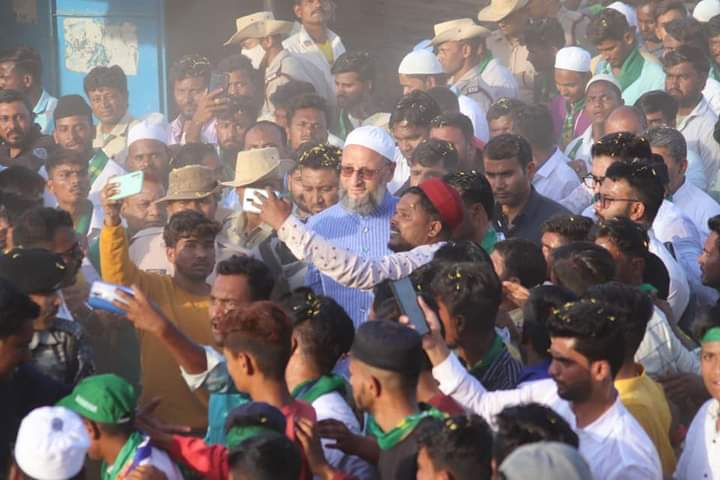 TaigerSultan's tweet photo. Sadr-e-Majlis Barrister Asaduddin Owaisi ne aaj Kollar Mandal, Basavana Bagewadi, Karnataka mein paidal daura kiya, logo'n se mulaaqat ki. Alhamdulillah Majlis ko awaam ki bhar-pur himayat mili.  

#AIMIM #karnataka #karnatakaelections2023 #karnatakaassemblyelection2023 https://t.co/Nd8RsvPB6e