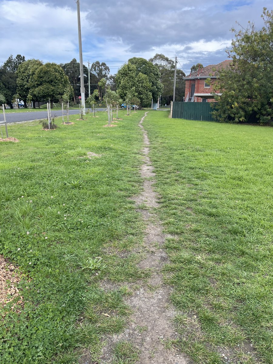 Nah no one ever walks to East Malvern  Station. Why build a footpath path? #activetransport #publictransport