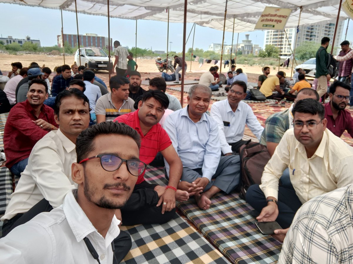 pikkupm's tweet photo. #गहलोतजी_मंत्रालयिक_कर्मचारियों_की_सुनो_पुकार
जब सिलेक्शन प्रोसेस एक, भर्ती एक, वरीयता एक और परीक्षा पैटर्न समान तो फिर वेतन में विसंगति क्यों?
सचिवालय हो या राजस्थान ��ेतन भत्ते एक समान
#गहलोतजी_बाबू_की_सुनो 
#गहलोतजी_मंत्रालयिक_कर्मचारियों_की_सुनो_पुकार 
@ashokgehlot51 
@RajCMO https://t.co/KvDoYT54u1