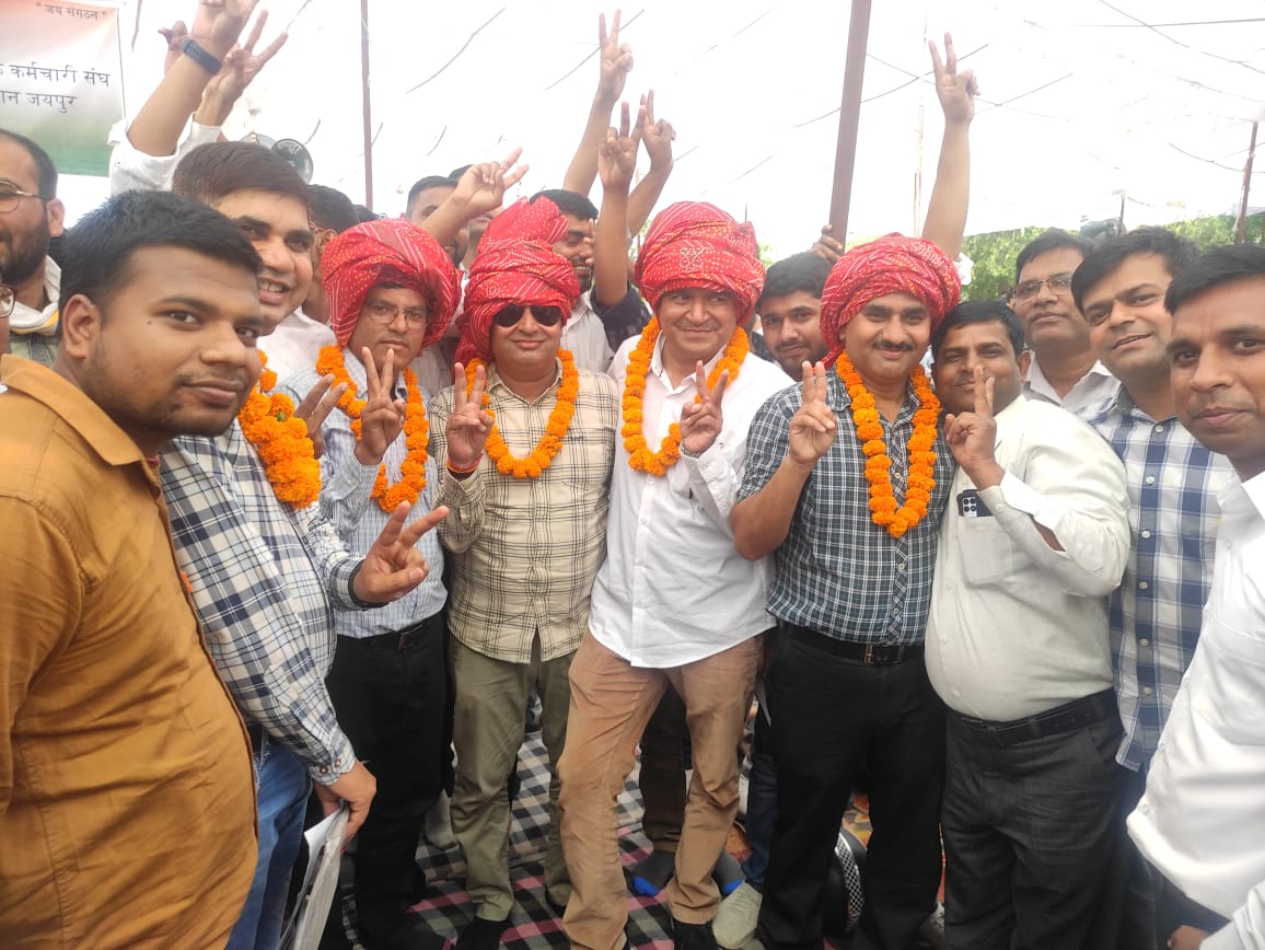 pikkupm's tweet photo. #गहलोतजी_मंत्रालयिक_कर्मचारियों_की_सुनो_पुकार
जब सिलेक्शन प्रोसेस एक, भर्ती एक, वरीयता एक और परीक्षा पैटर्न समान तो फिर वेतन में विसंगति क्यों?
सचिवालय हो या राजस्थान ��ेतन भत्ते एक समान
#गहलोतजी_बाबू_की_सुनो 
#गहलोतजी_मंत्रालयिक_कर्मचारियों_की_सुनो_पुकार 
@ashokgehlot51 
@RajCMO https://t.co/KvDoYT54u1