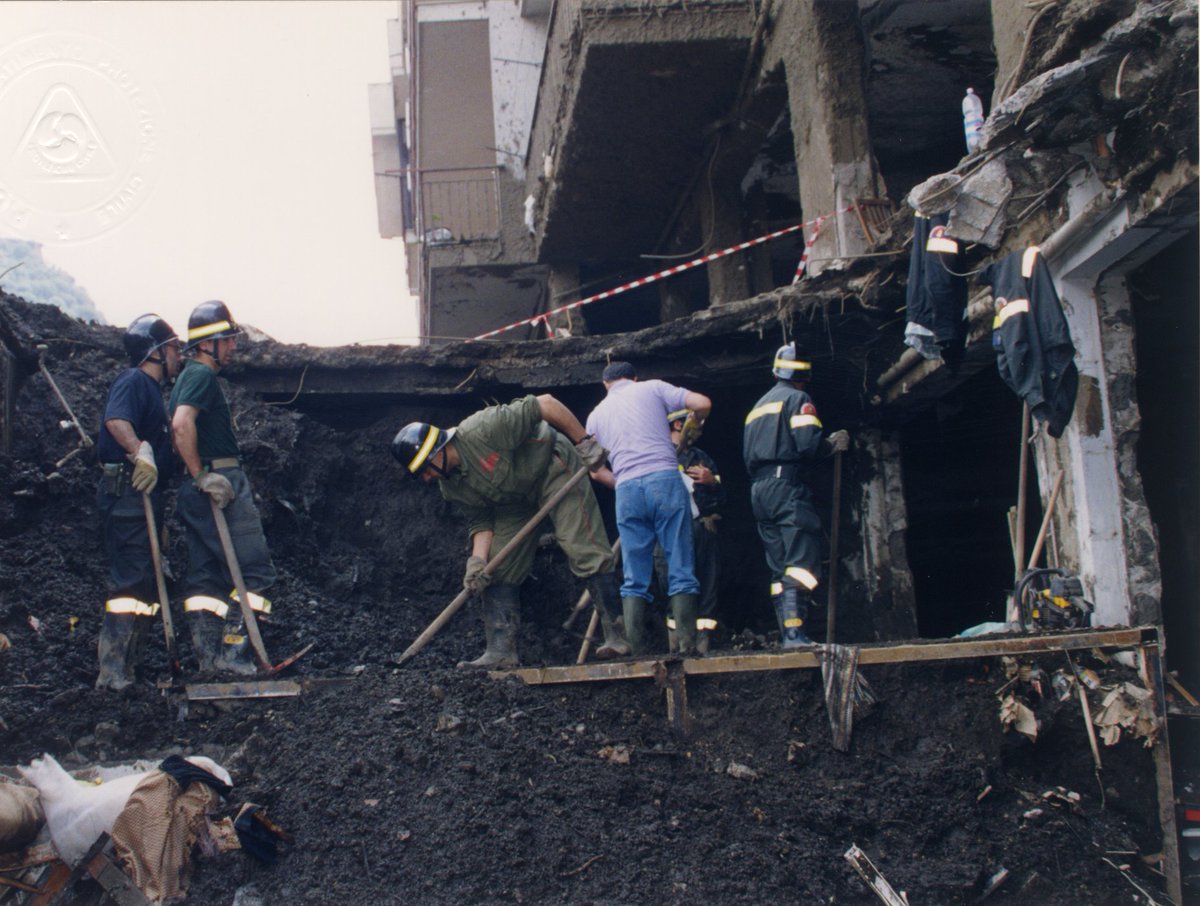 DPCgov's tweet photo. 25 anni dal #5maggio 1998, giorno indelebile nella memoria di #Sarno e #Quindici e di tutta Italia. Ci stringiamo nel ricordo delle vittime di uno dei più gravi disastri idrogeologici del Paese. Quelle immagini resteranno per sempre nei cuori dei soccorritori di #protezionecivile https://t.co/D1yYWR2OkK