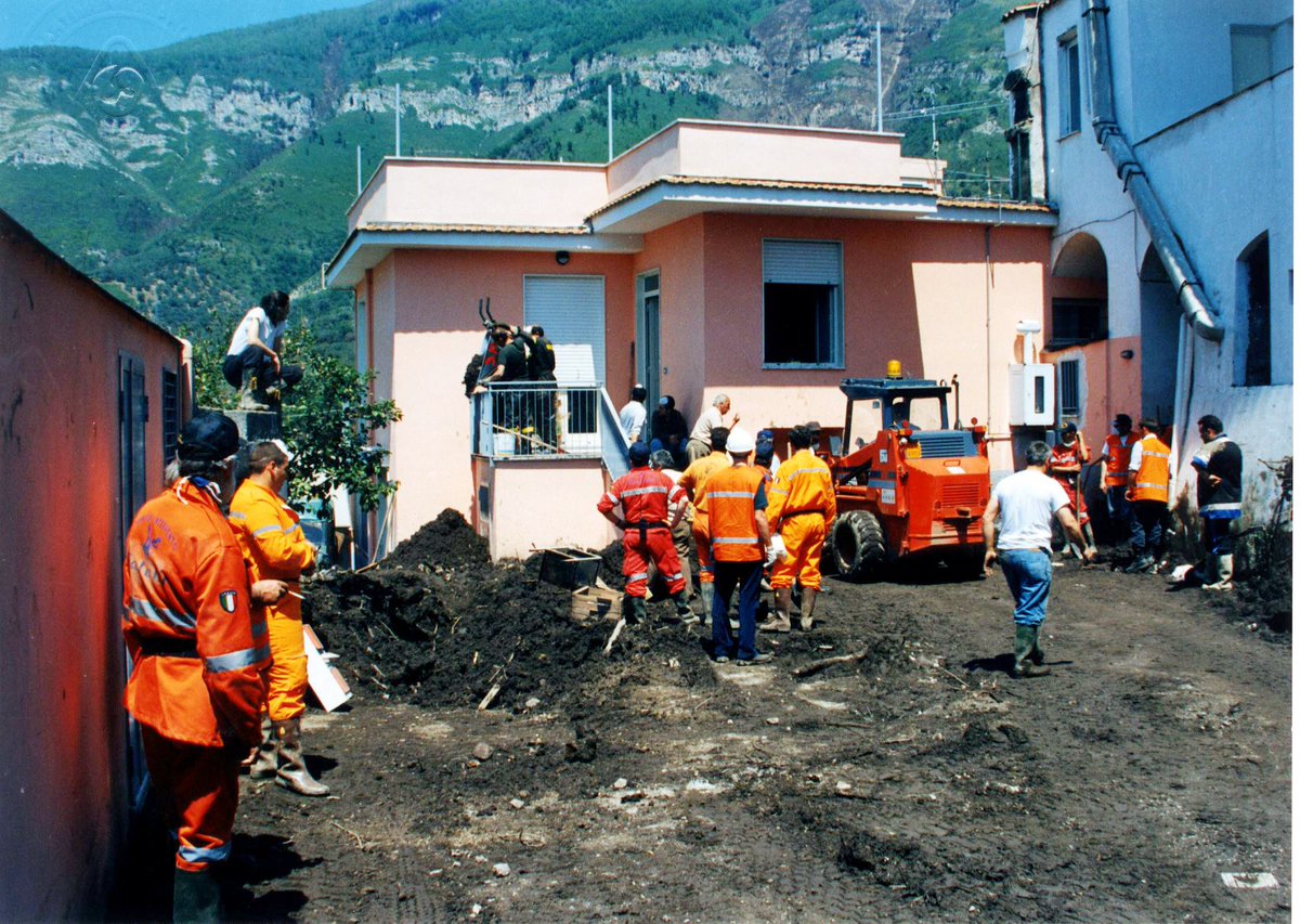 DPCgov's tweet photo. 25 anni dal #5maggio 1998, giorno indelebile nella memoria di #Sarno e #Quindici e di tutta Italia. Ci stringiamo nel ricordo delle vittime di uno dei più gravi disastri idrogeologici del Paese. Quelle immagini resteranno per sempre nei cuori dei soccorritori di #protezionecivile https://t.co/D1yYWR2OkK
