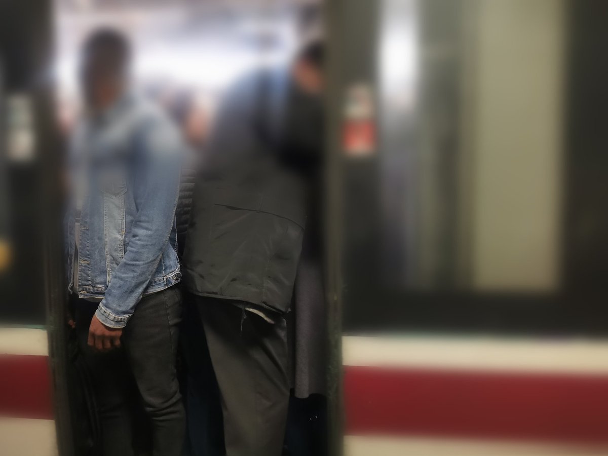 SDGsince1985's tweet photo. Anche stamani è un'impresa arrivare al lavoro. Sulla linea B verso Laurentina una metro ogni 15 minuti, gente che sgomita, stipata  nei vagoni privi di aria condizionata. Senza dignità.
E volete pure alzare i prezzi? 
@robertogualtieri non si può continuare così. #atacroma https://t.co/QNGbpj7lKD