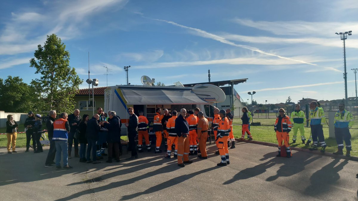 ProtCivileRT's tweet photo. Volontari e mezzi della Colonna mobile della @regionetoscana sono arrivati a Castel Bolognese (Ravenna) e ora sono in avvio le prime attività operative https://t.co/ZXHHchvGUr