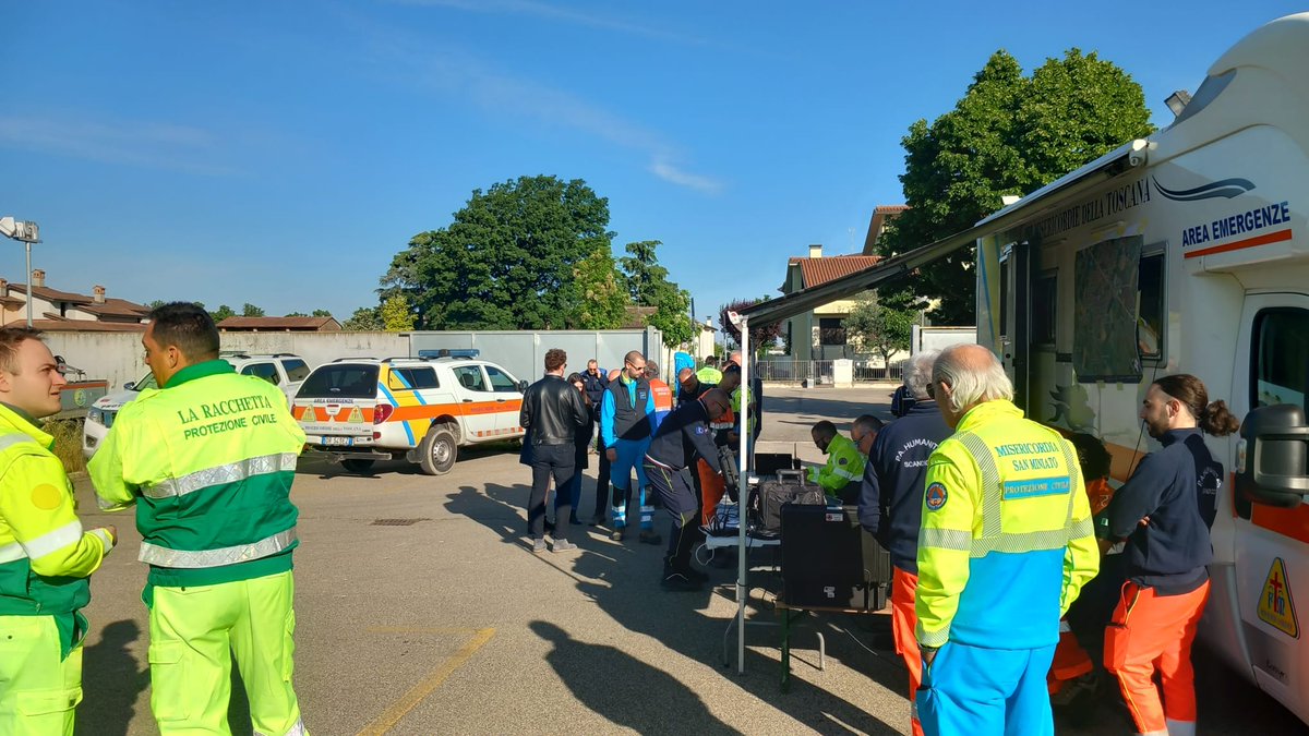 ProtCivileRT's tweet photo. Volontari e mezzi della Colonna mobile della @regionetoscana sono arrivati a Castel Bolognese (Ravenna) e ora sono in avvio le prime attività operative https://t.co/ZXHHchvGUr