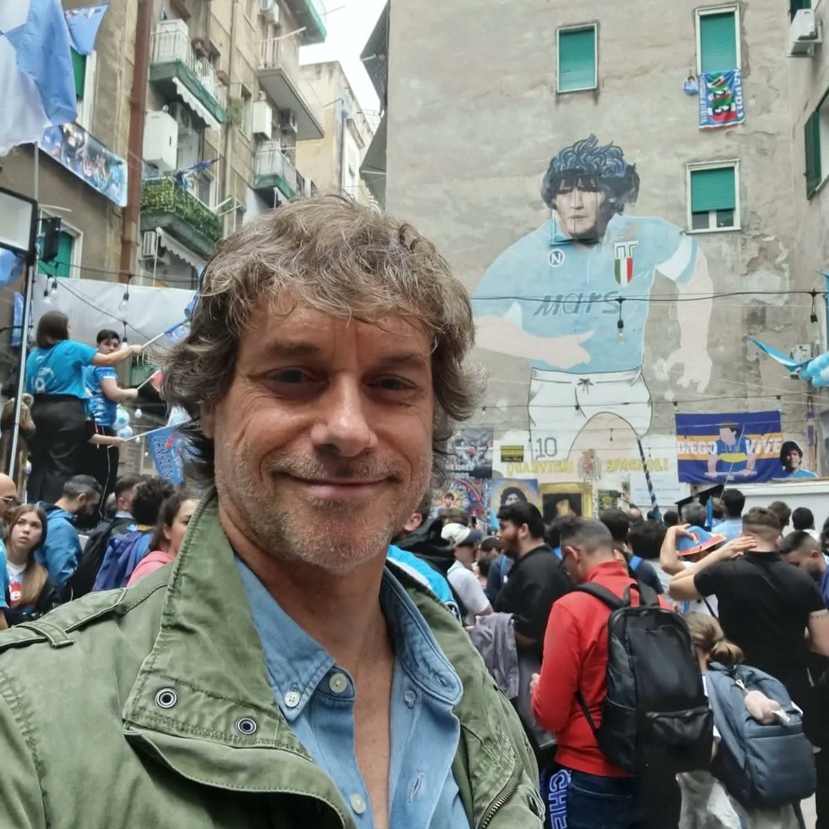 La storia di Napoli è un tessuto prezioso la cui trama è composta da diversi fili: passione, difficoltà e Gioia infinita... sono valori veri che ti fanno amare la vita. Complimenti per uno scudetto che questa meravigliosa città merita.
#napolicampioneditalia