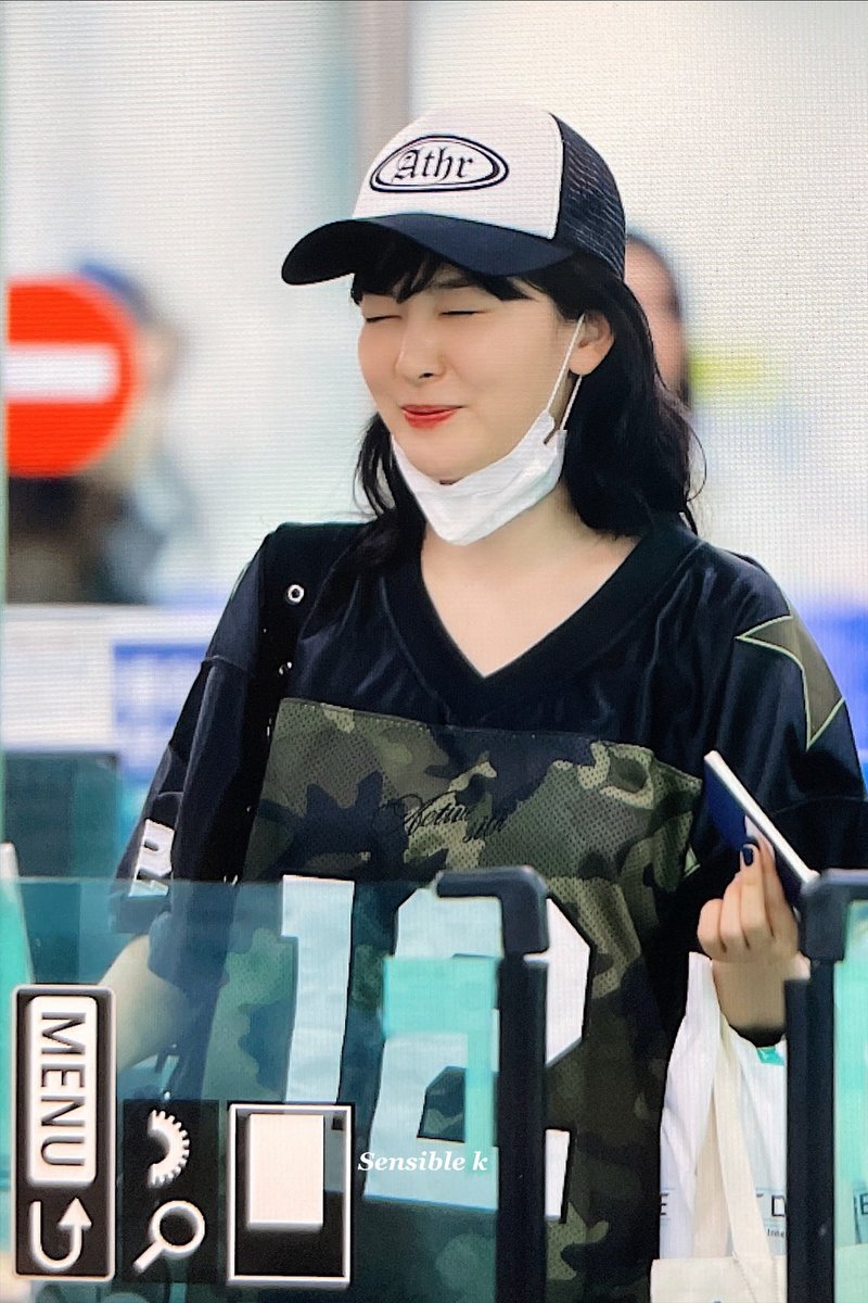sensible_k's tweet photo. 230505 입국 #슬기 #seulgi 웃참 실패ㅐ👼🏻 https://t.co/rlKBZs9PkR