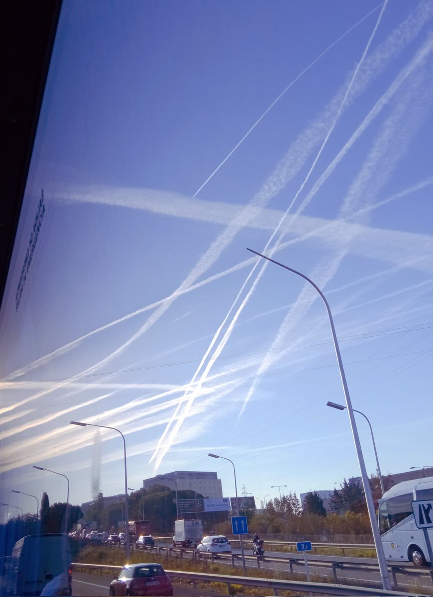 aGataPunch's tweet photo. Que haya gente que vea esto normal es todavía más lamentable y penoso que este cielo. https://t.co/4lWOfVcmrr