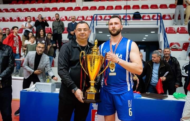 Bardheblu29's tweet photo. #ForcaTirona #Tirona
#NEJEMITIRONA #Tirana
#KSTirana  Tirona Kampione! 

Tirona - 2022-2023

Kampiona volejbolli 🏐 11🏆

Kampiona basketbolli 🏀 21🏆

Kampiona futbolli ⚽ 🔜

1.Kapiten Redi Vogli 🏀
2.Kapiten Ledion Martiro 🏐
3./4.Ekipet duke festuar kupat. https://t.co/HZ0Z6tOyj0
