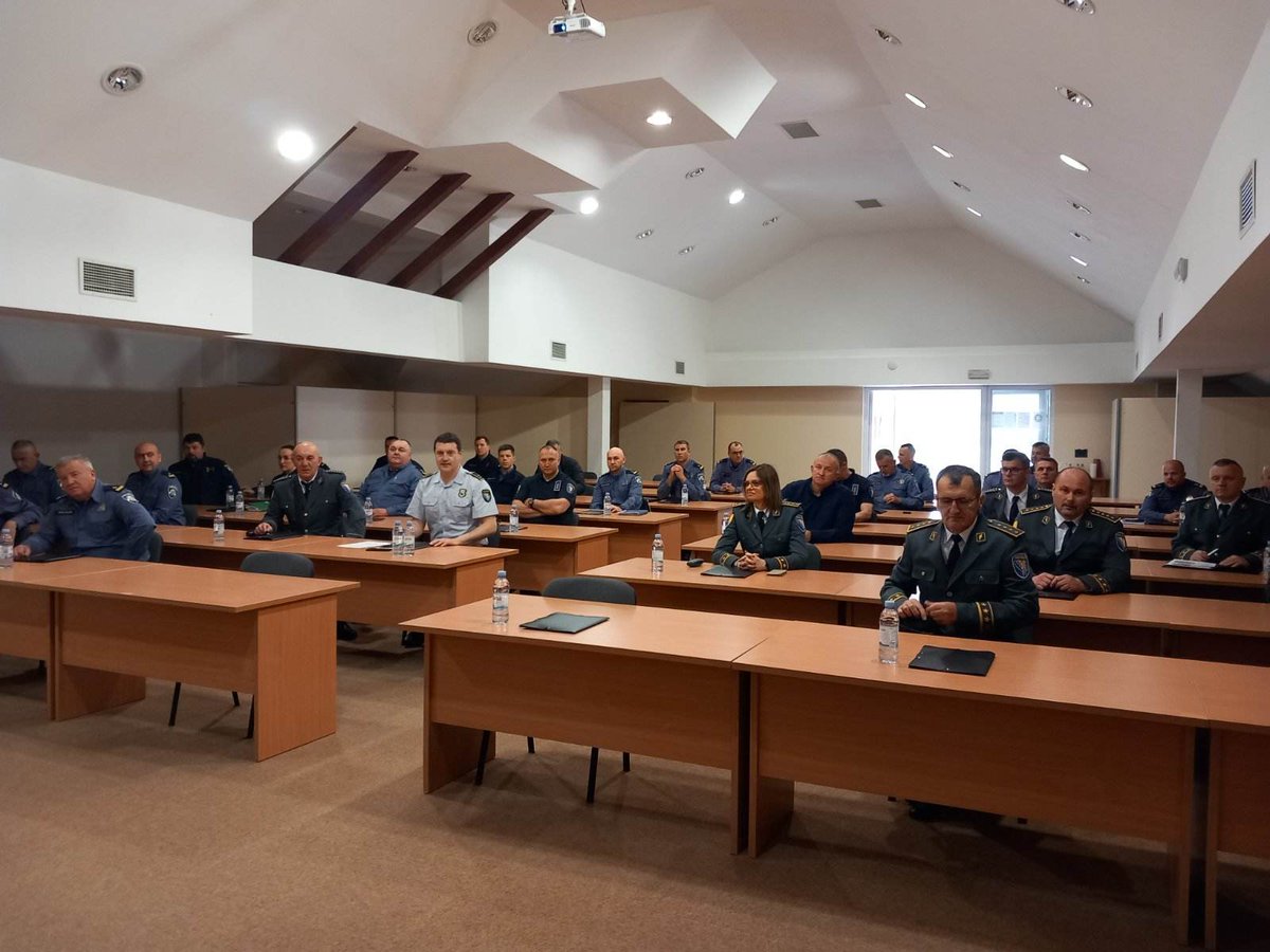 ICRC_BiH's tweet photo. The #ICRC organized a workshop for 36  #border police officers from #BosniaAndHerzegovina and #Croatia, addressing challenges in managing increased #migration flows and interactions with vulnerable migrants. A great opportunity to enhance  cooperation and exchange experiences! https://t.co/7IkFJTxjqB