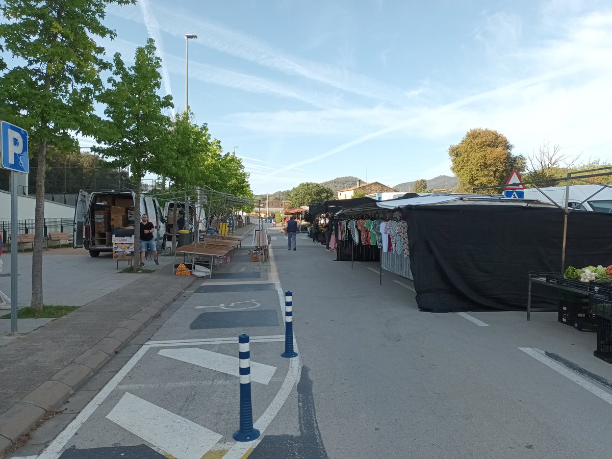 Avui el mercat setmanal està ubicat al carrer d'Isidre Rossell i Gimbernat #Celrà #mercatsetmanal #divendres