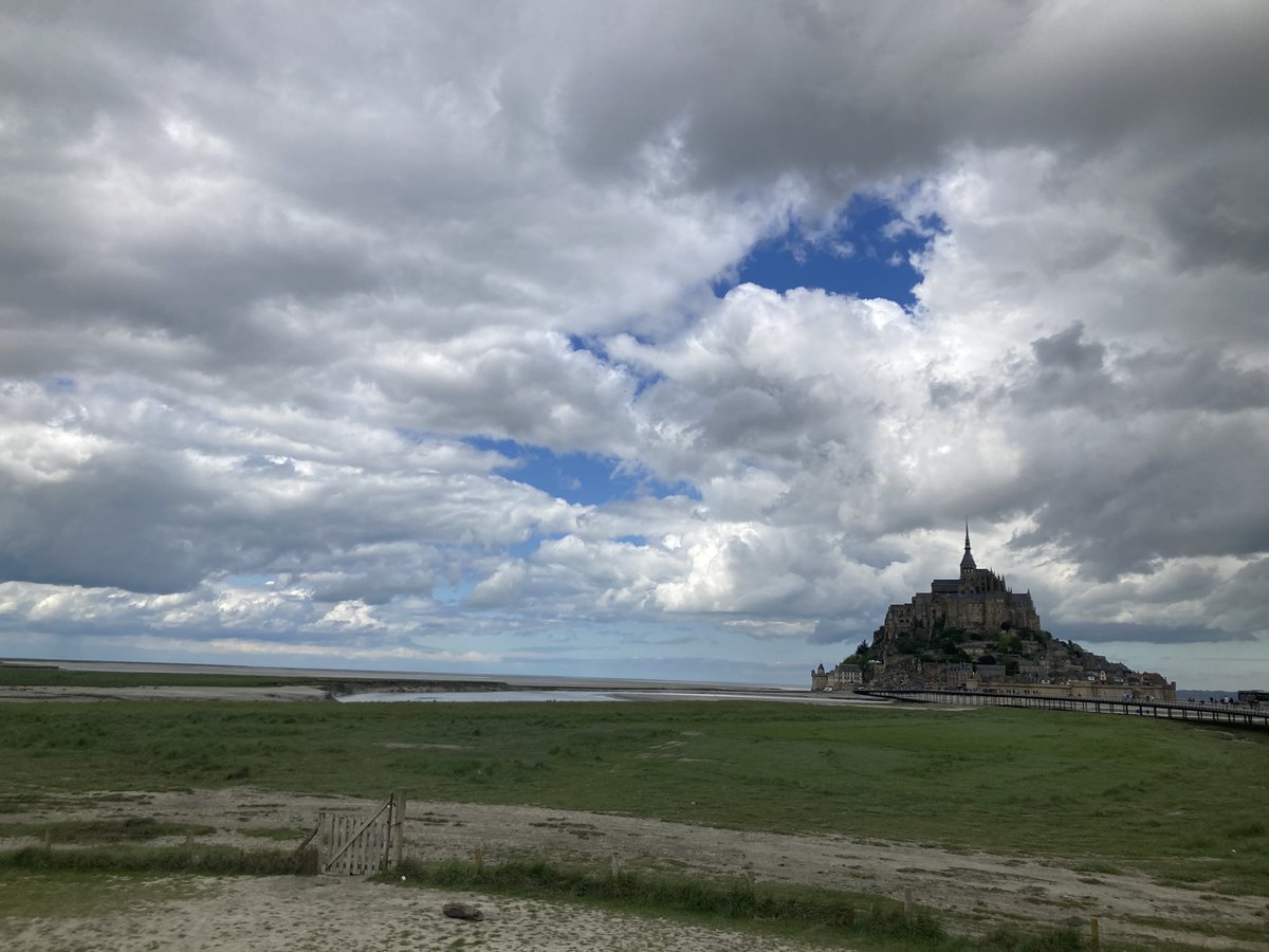 GW、マンガ描きまくってコミティアも行くぞ〜とも思ってたら、天使ちゃんが「巡礼の旅に行くの！！」とのことで、1週間前に急遽出国決まって、あれよあれよで巡礼しました。天使長のミカエル様に会わせてくれようとしたみたい。 https://t.co/aUu8eXpl1U