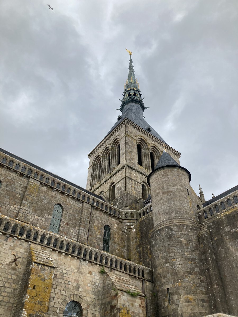 GW、マンガ描きまくってコミティアも行くぞ〜とも思ってたら、天使ちゃんが「巡礼の旅に行くの！！」とのことで、1週間前に急遽出国決まって、あれよあれよで巡礼しました。天使長のミカエル様に会わせてくれようとしたみたい。 https://t.co/aUu8eXpl1U