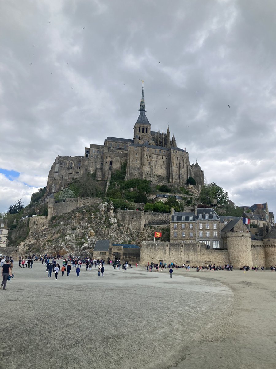 GW、マンガ描きまくってコミティアも行くぞ〜とも思ってたら、天使ちゃんが「巡礼の旅に行くの！！」とのことで、1週間前に急遽出国決まって、あれよあれよで巡礼しました。天使長のミカエル様に会わせてくれようとしたみたい。 https://t.co/aUu8eXpl1U