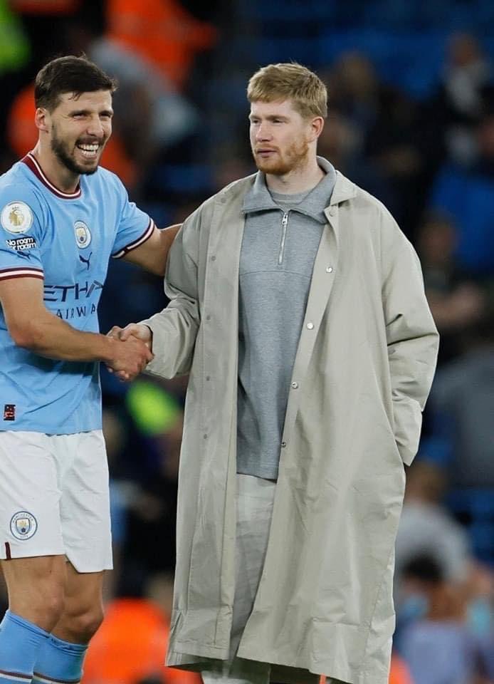 LimbzHQ's tweet photo. 🕵️‍♂️😱 When you need to watch Man City at 8 but investigate a crime scene at 10. https://t.co/nuYkB9gLsq