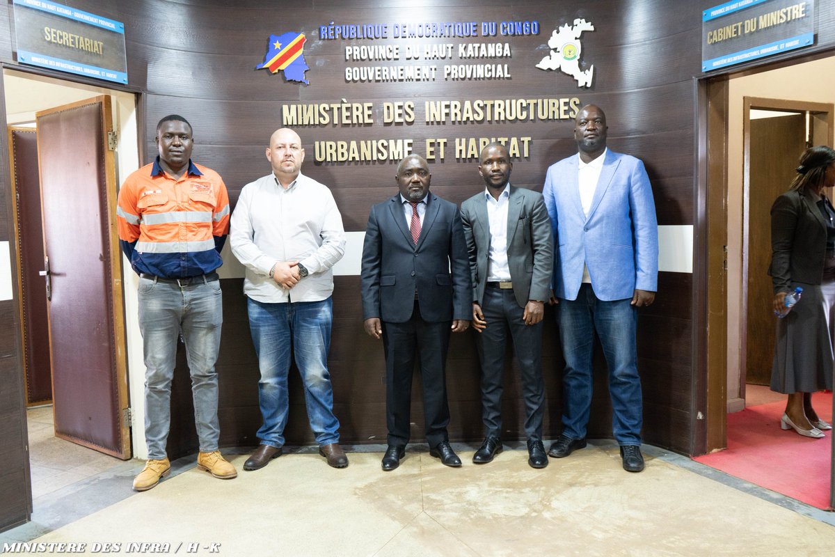 des_infras's tweet photo. Une délégation des investisseurs  échange avec le ministre sur un projet de construction des routes. @PrimatureRDC https://t.co/yJLIi4brYr