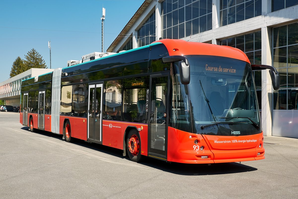 Les #transportspublics biennois ont présenté leur stratégie de nouvelle flotte. Les bus du futur misent sur la #durabilité avec des principes économiques, écologiques, respectueux de l'environnement et des ressources. #mobilité #Bienne