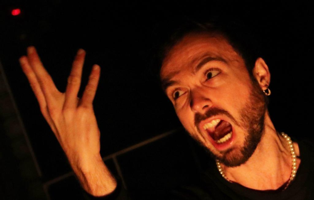 YO SOY MI PROPIA MUJER, de DOUG WRIGHT. Charlotte nació hombre pero siempre fue mujer, y sobrevivió  a los nazis y a los comunista, aun mostrándose siempre abiertamente trans. Dirigida por Adán Black. Con Ricardo Barrul.  13, 14, 20 y 21 Mayo  20h Reservas@theatreforthepeople.com