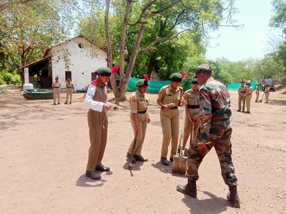 NCC_Dte_Gujarat's tweet photo. SW Cdts of #NCCGUJARAT undergoing Army Att Camp got an opportunity to hone their skills in Field Craft, Battle Craft &amp; Obstacle Course. The sweltering summer couldn't hinder the enthusiasm &amp; Motivation of our SW Cdts.
@DefencePRO_Guj
@HQ_DG_NCC
@GovernorofGuj
@CMOGuj
@IaSouthern https://t.co/iEYkHYvzLw