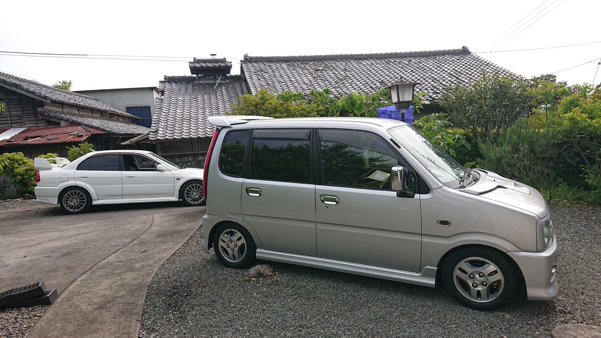 l900s2's tweet photo. 昨日は佐賀から静岡の実家に帰って来ました😆
l9はバッテリーが弱っていて、始動がだいぶ渋かったですが、何とか掛かってくれました💦
2台の再開をお祝いして、2ショットも撮ってみました!
#ダイハツ #l900 #三菱 #CP9A #ランサーエボリューション https://t.co/WtPBLHsZxW