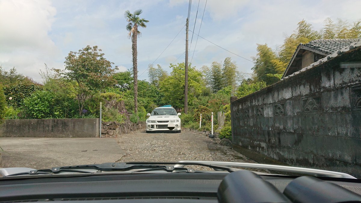 l900s2's tweet photo. 昨日は佐賀から静岡の実家に帰って来ました😆
l9はバッテリーが弱っていて、始動がだいぶ渋かったですが、何とか掛かってくれました💦
2台の再開をお祝いして、2ショットも撮ってみました!
#ダイハツ #l900 #三菱 #CP9A #ランサーエボリューション https://t.co/WtPBLHsZxW