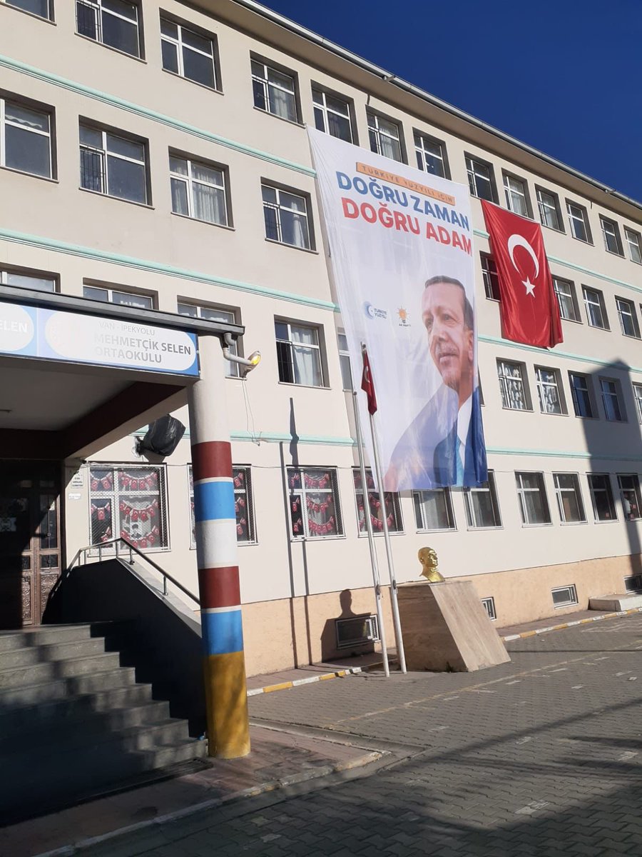 Kamu kurumları yasalarımız gereği hiçbir şahsın ya da siyasi partinin/zümrenin fayda sağlayacağı şekilde kullanılamaz! Kimsenin siyasi propagandasına sahne edilemez! Okullar, seçim büroları deği, siyasete alet edilemez! @tcmeb @VanilMem