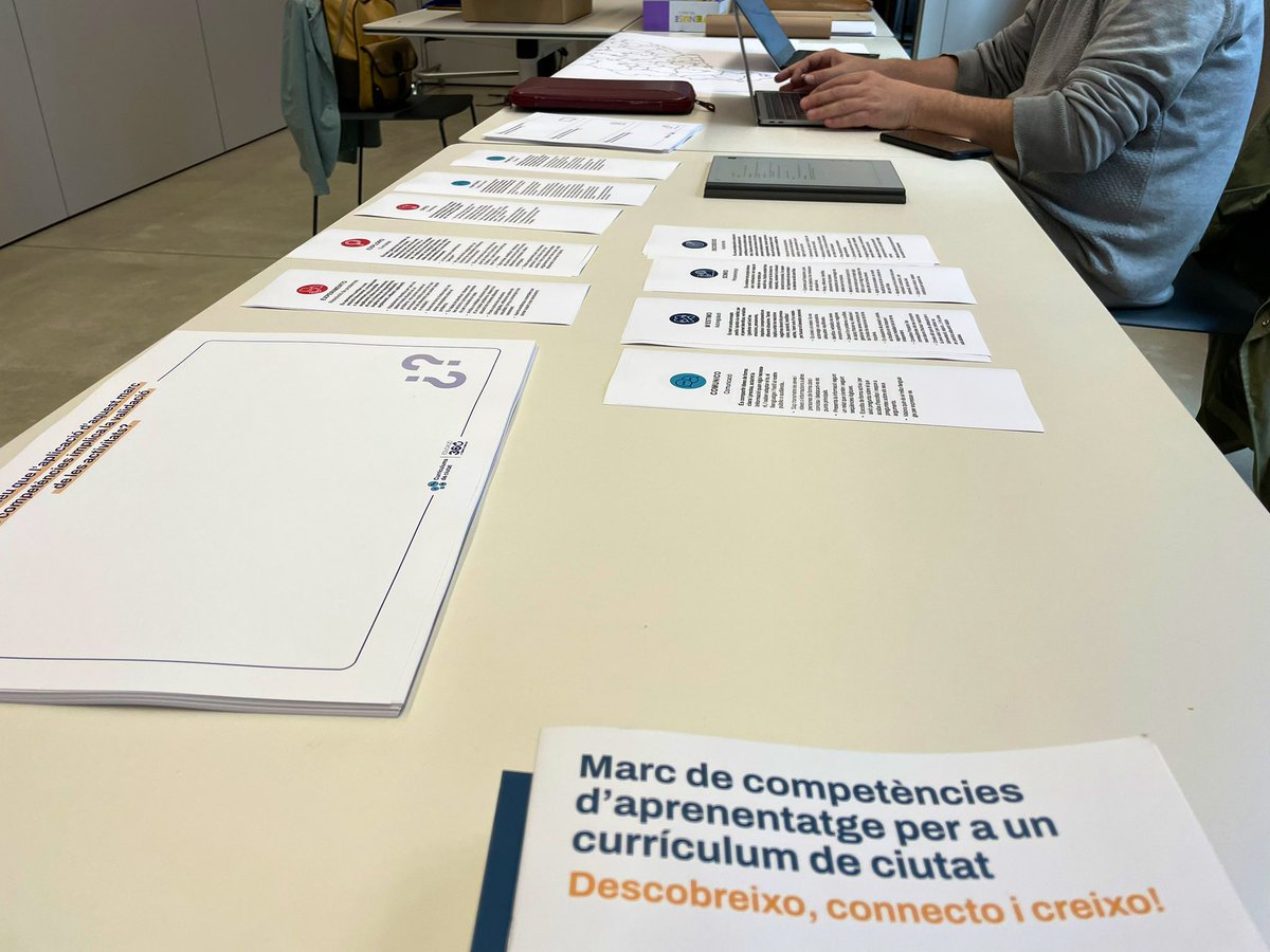 educacio360's tweet photo. Bon dia! ☀️
Avui comencem les sessions de la Crida #CurrículumsdeCiutat. Deu territoris treballaran perquè totes les seves activitats educatives comparteixin un mateix marc de competències.

Tot a punt! 😬 https://t.co/o6DpnYMrl2