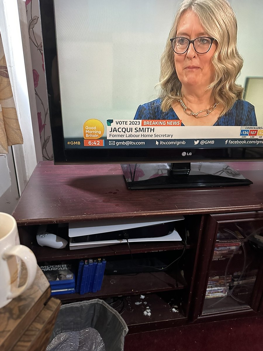 DaivdMdave456's tweet photo. @GMB 
The wrong is time on the tv is wrong https://t.co/E4UrjPWAbO