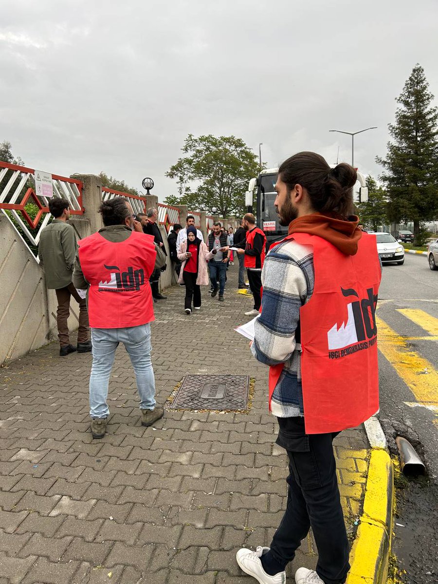 idpgenelmerkezi's tweet photo. 📍 Manisa, Vestel Fabrikası

"Vestel işçisi kardeşler; geleceğimize sahip çıkmak, çocuklarımızı daha iyi yaşatabilmek için sendikalarımıza üye olalım. Geleceğimiz için birlikte mücadele edelim."

📢 #EmekçilerYönetmeli dediğimiz bildirilerimizi, İzmir 2. bölge milletvekili adayımız olan Yemeksepeti depo işçisi Deniz Kondil (@DenizKondil) ile birlikte Vestel işçilerine ulaştırdık.