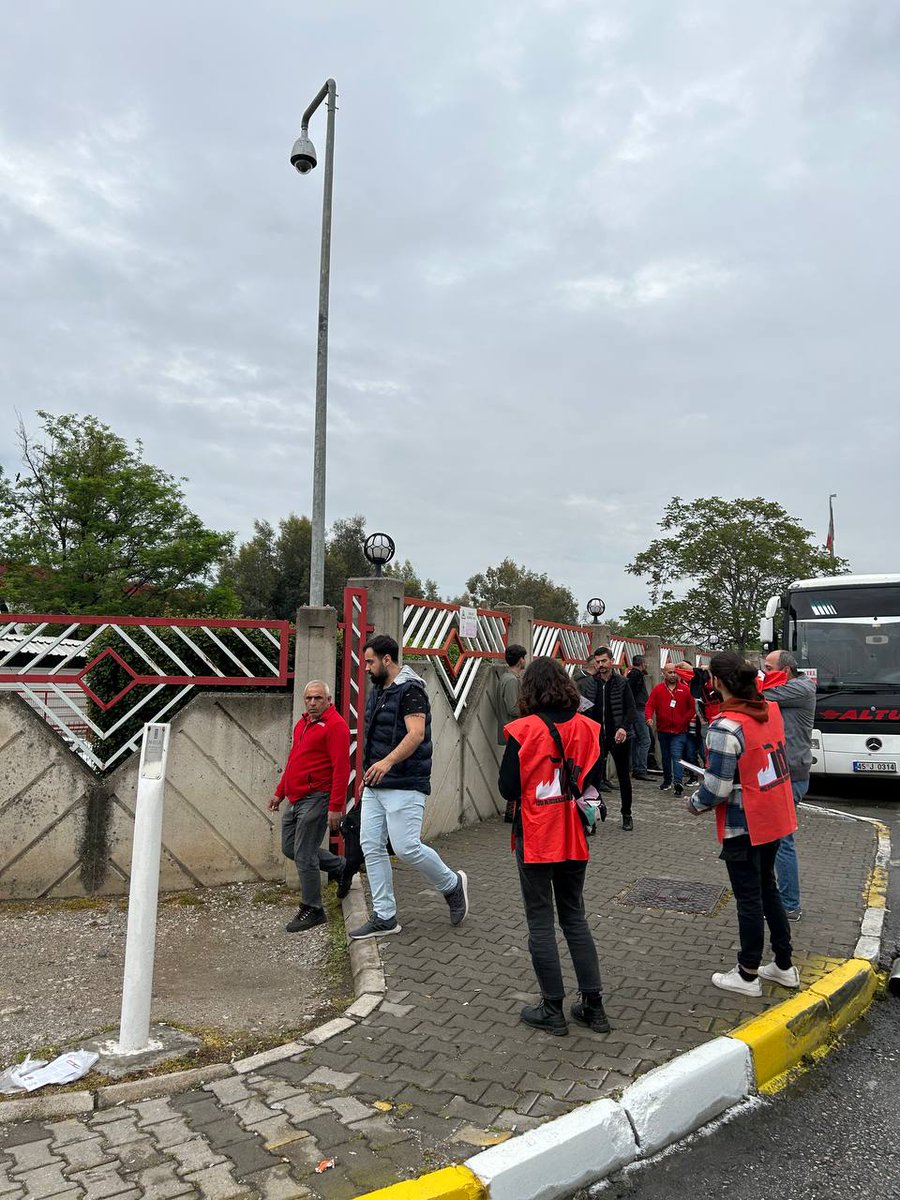 idpgenelmerkezi's tweet photo. 📍 Manisa, Vestel Fabrikası

"Vestel işçisi kardeşler; geleceğimize sahip çıkmak, çocuklarımızı daha iyi yaşatabilmek için sendikalarımıza üye olalım. Geleceğimiz için birlikte mücadele edelim."

📢 #EmekçilerYönetmeli dediğimiz bildirilerimizi, İzmir 2. bölge milletvekili adayımız olan Yemeksepeti depo işçisi Deniz Kondil (@DenizKondil) ile birlikte Vestel işçilerine ulaştırdık.