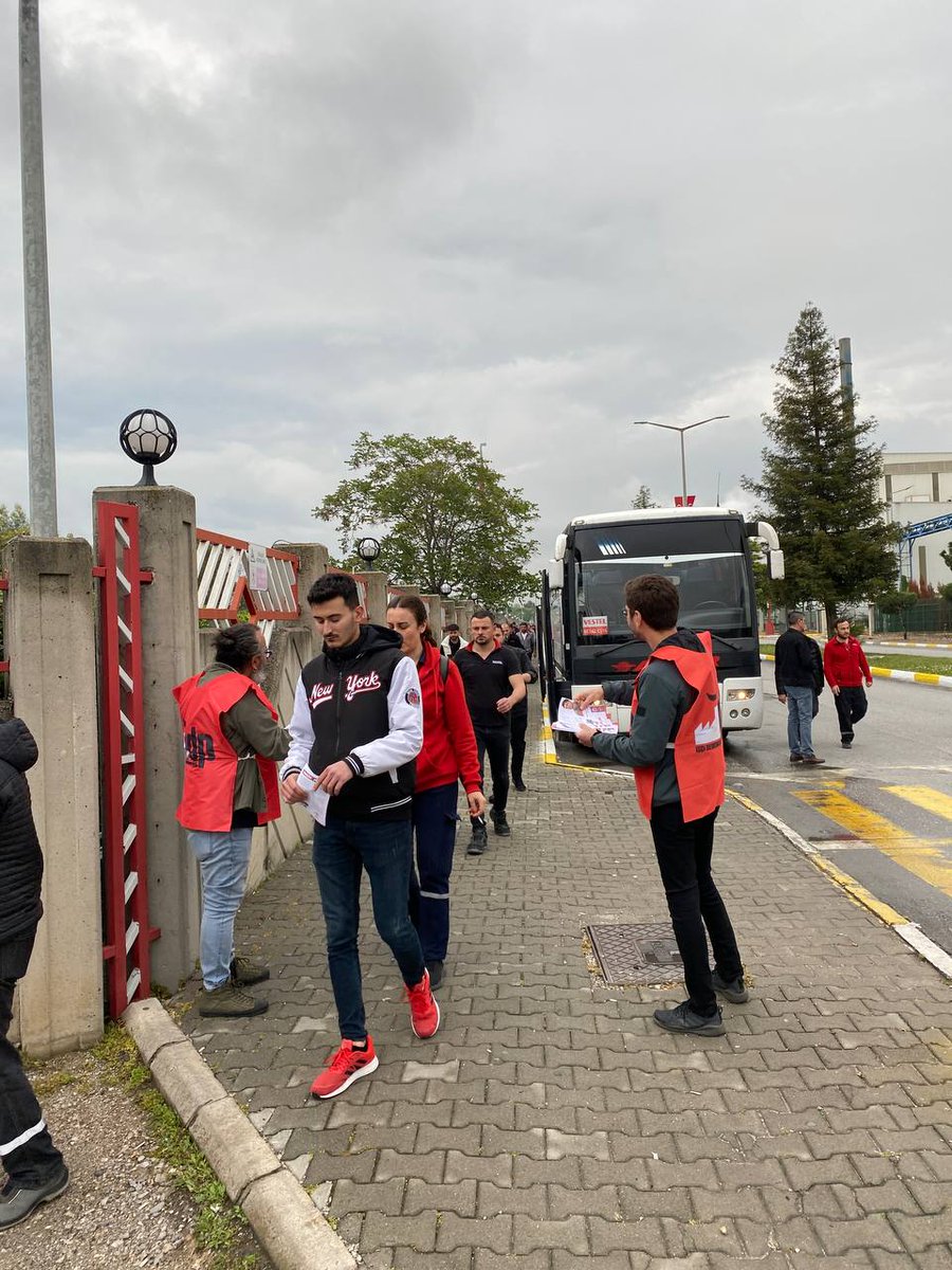 idpgenelmerkezi's tweet photo. 📍 Manisa, Vestel Fabrikası

"Vestel işçisi kardeşler; geleceğimize sahip çıkmak, çocuklarımızı daha iyi yaşatabilmek için sendikalarımıza üye olalım. Geleceğimiz için birlikte mücadele edelim."

📢 #EmekçilerYönetmeli dediğimiz bildirilerimizi, İzmir 2. bölge milletvekili adayımız olan Yemeksepeti depo işçisi Deniz Kondil (@DenizKondil) ile birlikte Vestel işçilerine ulaştırdık.