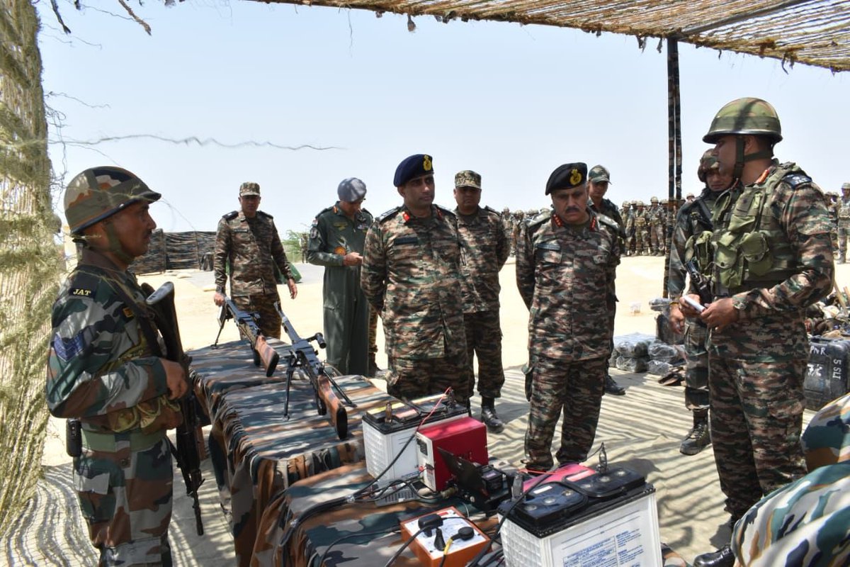 GOC #DesertCorps visited forward locations of #BaldEagleBrigade. Reviewed operational preparedness & security apparatus in Rann & Creek Sector.  He witnessed exemplary jointmanship and complimented all Ranks for their dedication to duty. 
#KonarkCorps
#TogetherWeCan