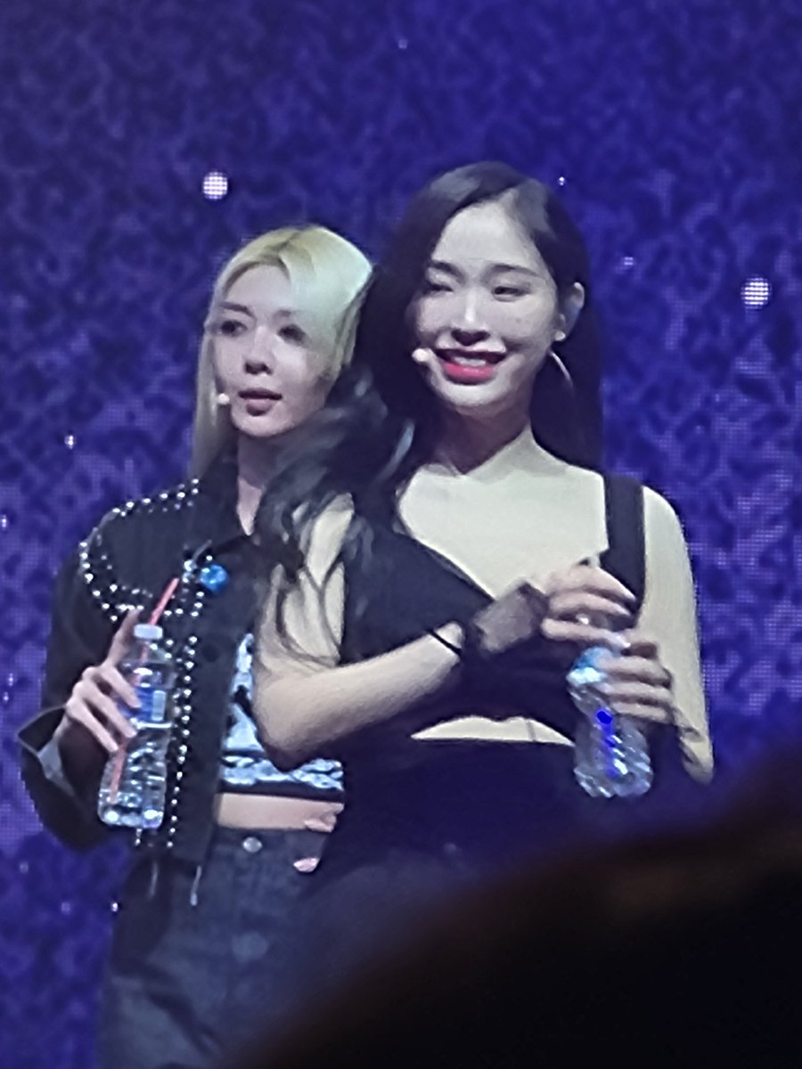 GraceLin95's tweet photo. @iamprinceelliot Sorry for the bad quality 😅 my 2 biases in 1 pic. #Apocalypse #From_Us https://t.co/7VvPtq6oJC