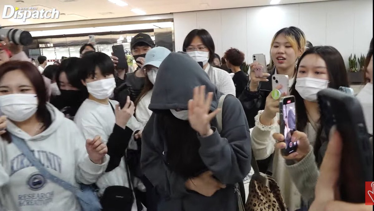 luvyrrv's tweet photo. Is this okay for you guys...give her privacy...where's the manager bodyguard... no like she just arrived from 2 days concert please give her some space too y'all https://t.co/ZJodWeb373