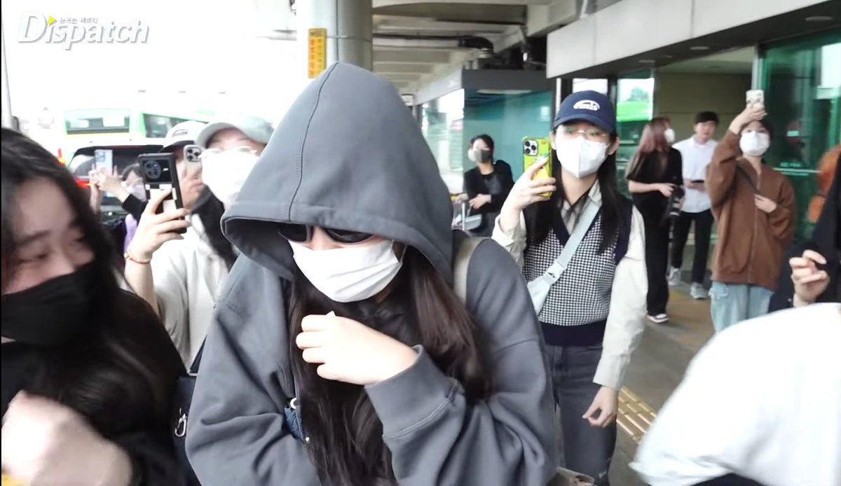 luvyrrv's tweet photo. Is this okay for you guys...give her privacy...where's the manager bodyguard... no like she just arrived from 2 days concert please give her some space too y'all https://t.co/ZJodWeb373