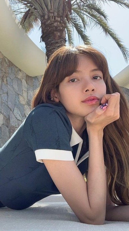 LisachelaIsHere's tweet photo. I like Lisa without make up better. Her visual is superior.
#LISA #SuperiorVisual https://t.co/DAadQXSFtD